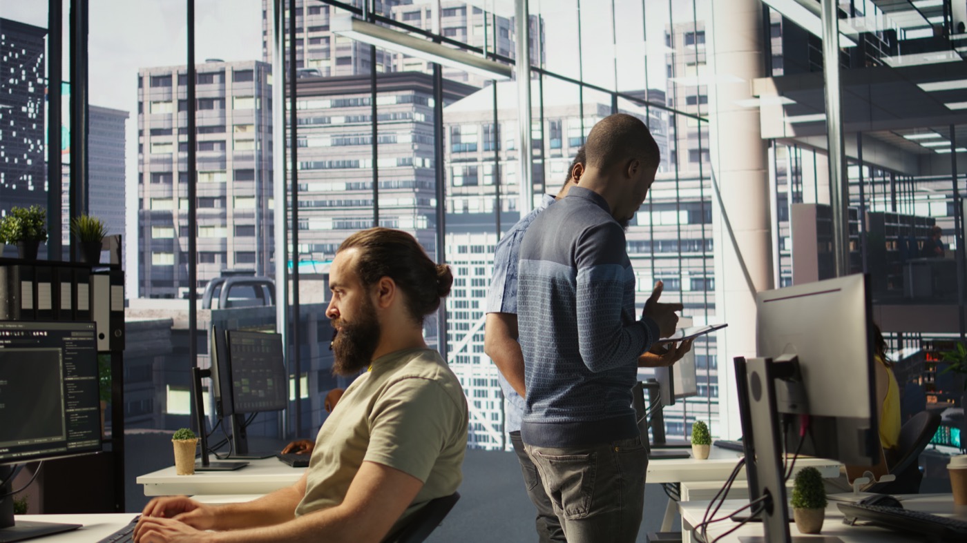 Manager bewerten Arbeit in einem modernen Büro